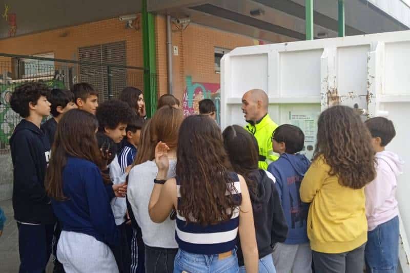 El educador de Rivamadrid, impartiendo la actividad en la CEM Hipatia