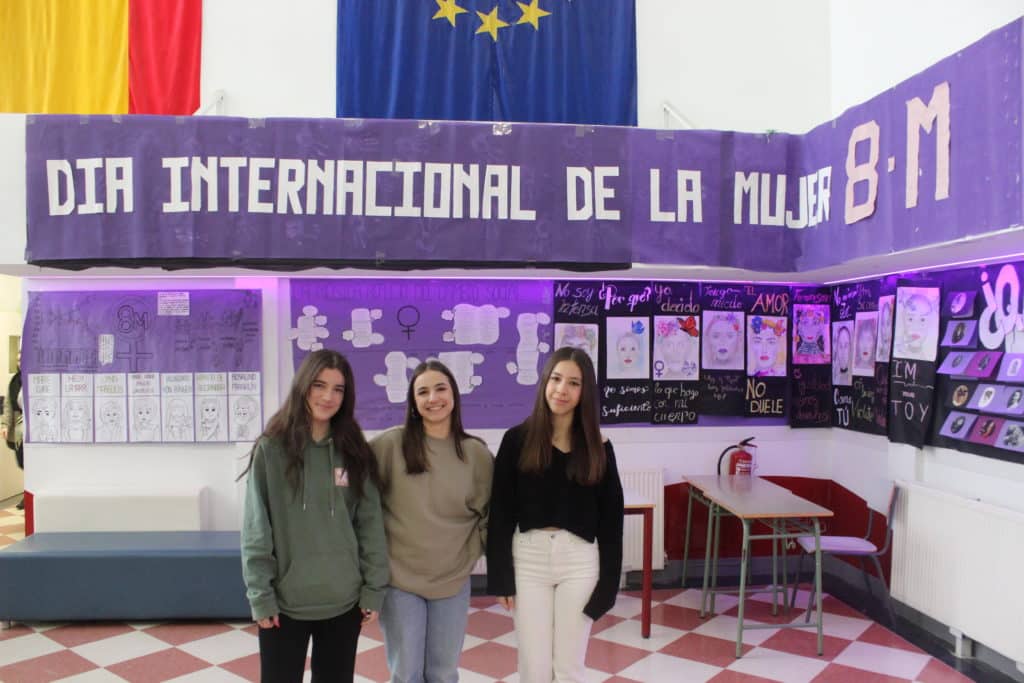 De izquierda a derecha: Irene, Julia y Lucía, en el hall del IES Duque de Rivas