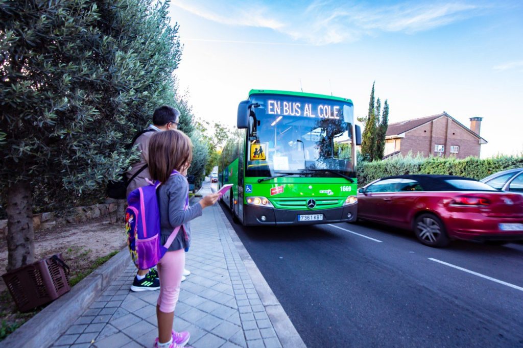 Una niña, esperando la ruta escolar municipal