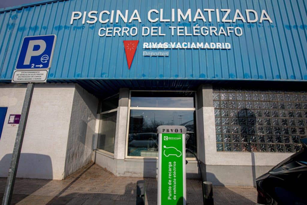 Exterior de la piscina climatizada del polideportivo Cerro del Telégrafo (fuente: Ayto. Rivas)