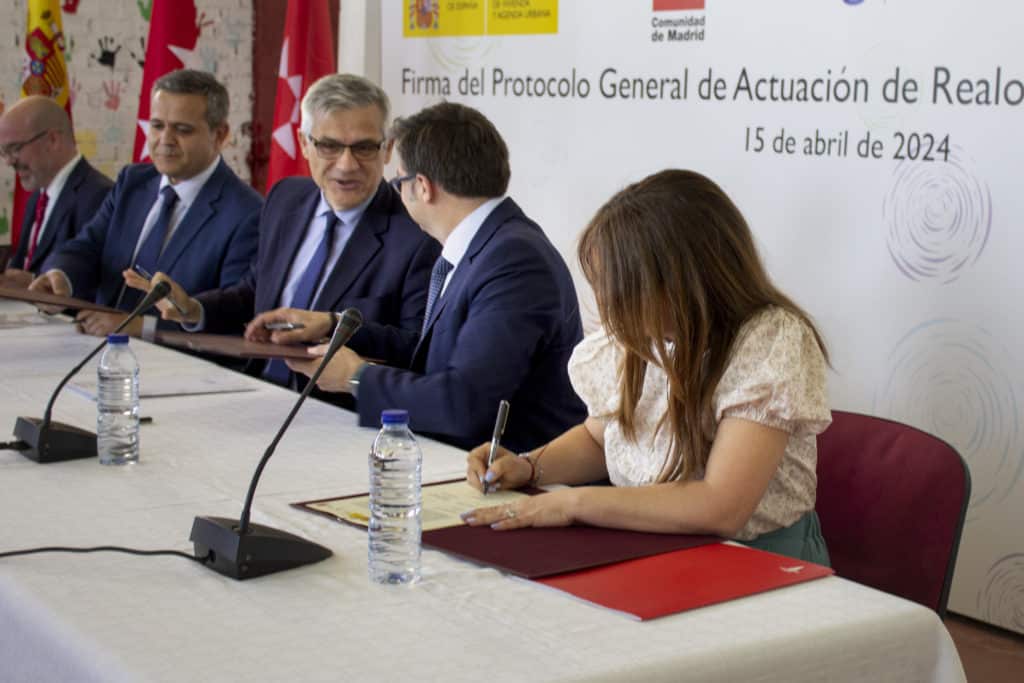 La alcaldesa de Rivas, Aída Castillejo, firma el nuevo protocolo de realojos (foto: Diario de Rivas)
