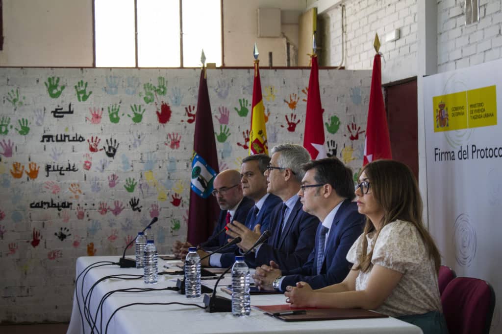Firma del nuevo protocolo de realojos para la Cañada Real (foto: Diario de Rivas)