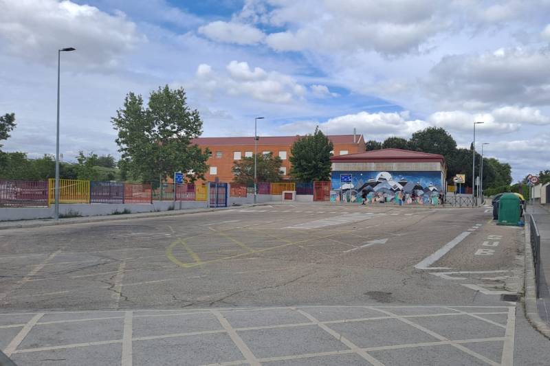 El aparcamiento exterior del colegio Mario Benedetti es parte principal de la futura zona estancial