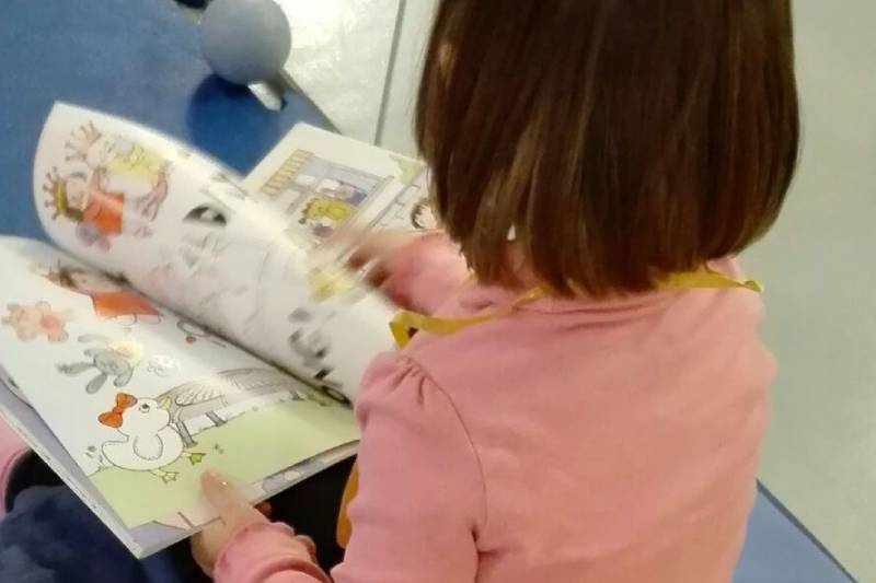 Una niña, con un libro
