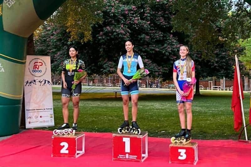 Oli Mercado, del Club Patín Rivas, en el podio como subcampeona de España