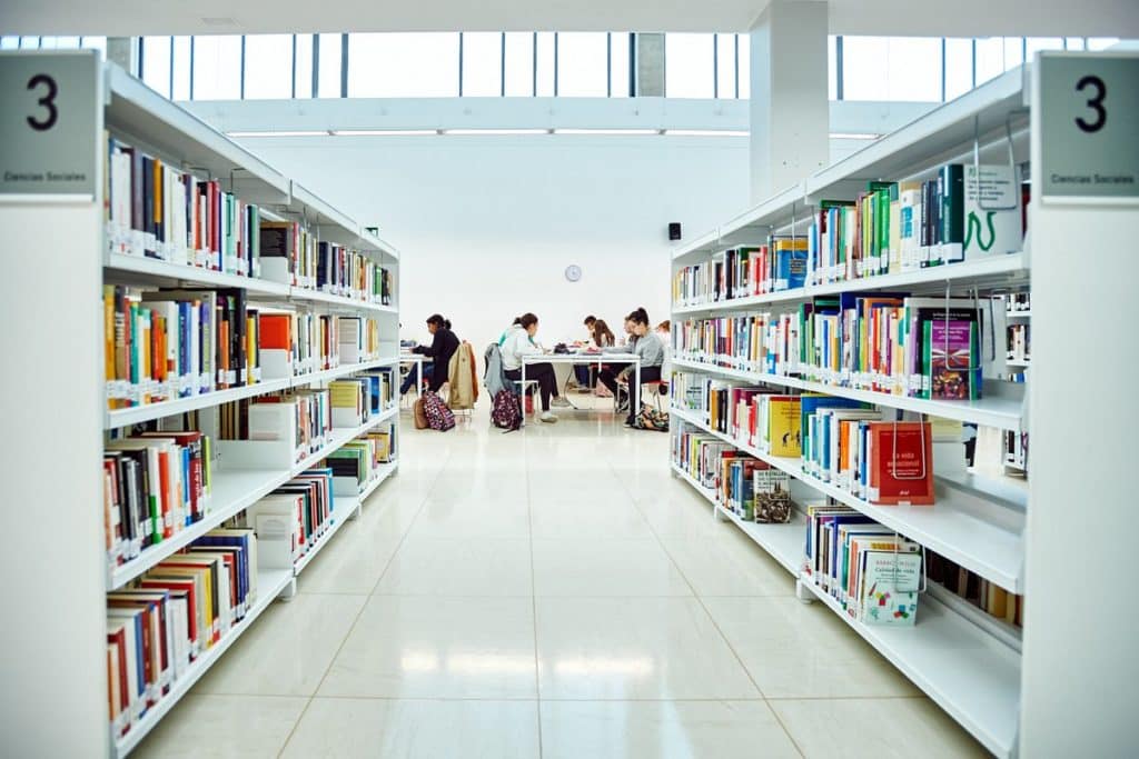 Interior de la biblioteca Gloria Fuertes de Rivas