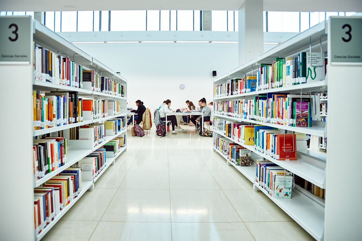 Interior de la biblioteca Gloria Fuertes de Rivas