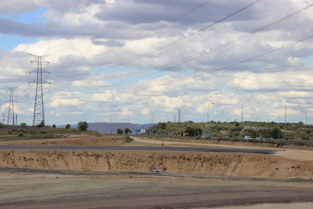 La primera capa de alquitrán y el terreno ya estabilizados del enlace dirección sur con la M-50