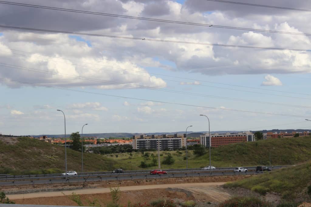 La vía de servicio al otro lado del puente de la M-823, con el terreno estabilizado