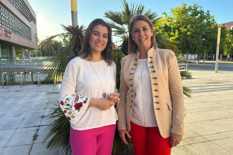 Leticia Comerón y Janette Novo, en la plaza de la Constitución de Rivas