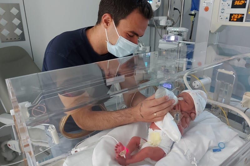 Víctor, con Victoria, en la UCI, poco después del nacimiento de la pequeña (