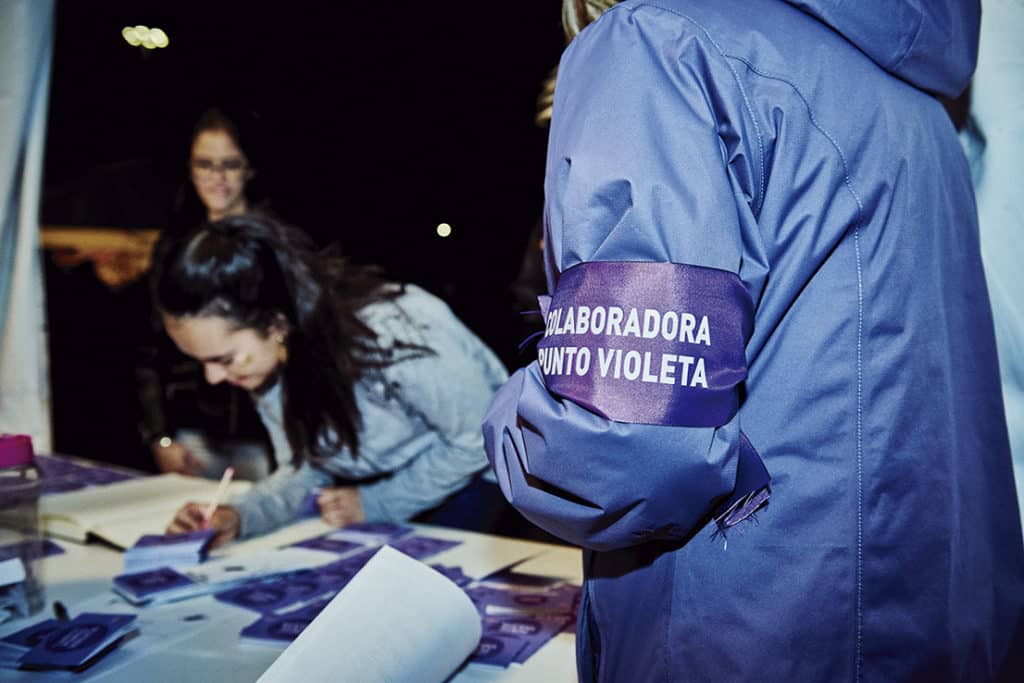 Voluntarios en el Punto Violeta de las Fiestas de Rivas