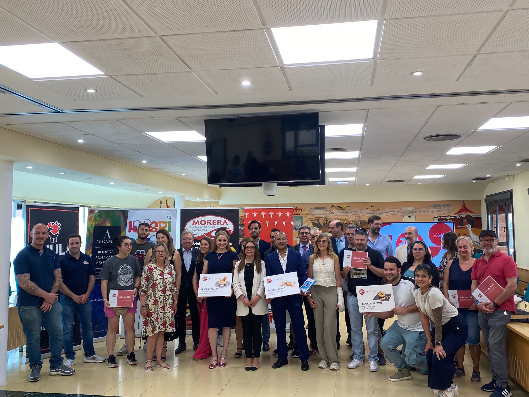 Foto de familia del acto de entrega de premios de la Ruta de la Tapa 2024 de Rivas