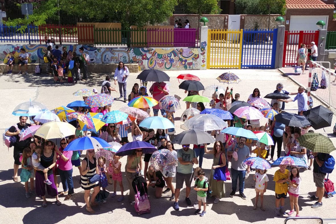 La comunidad educativa de Rivas protesta por la falta de sombra y climatización