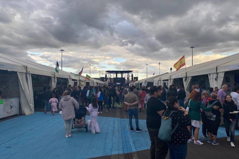 Explanada de casetas de las Fiestas de Rivas, el martes 14 de mayo en torno a las 20:00 horas