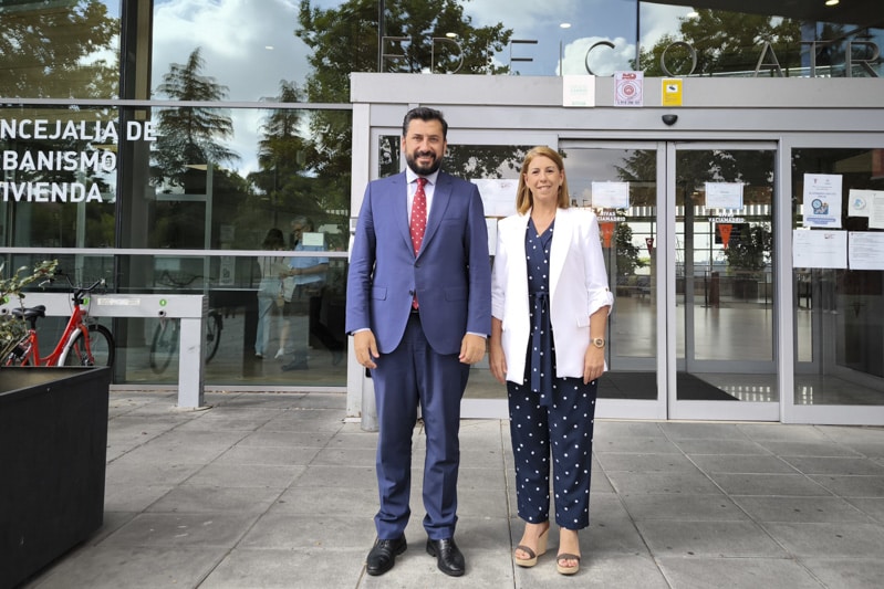 Carlos Díaz-Pache y Janette Novo a las puertas del edificio de la EMV (foto: Diario de Rivas)