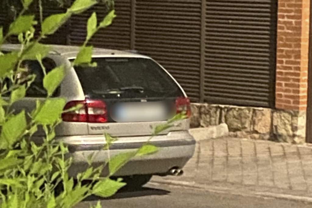 Coche en el que presuntamente habrían introducido las lonas (foto: PP de Rivas)
