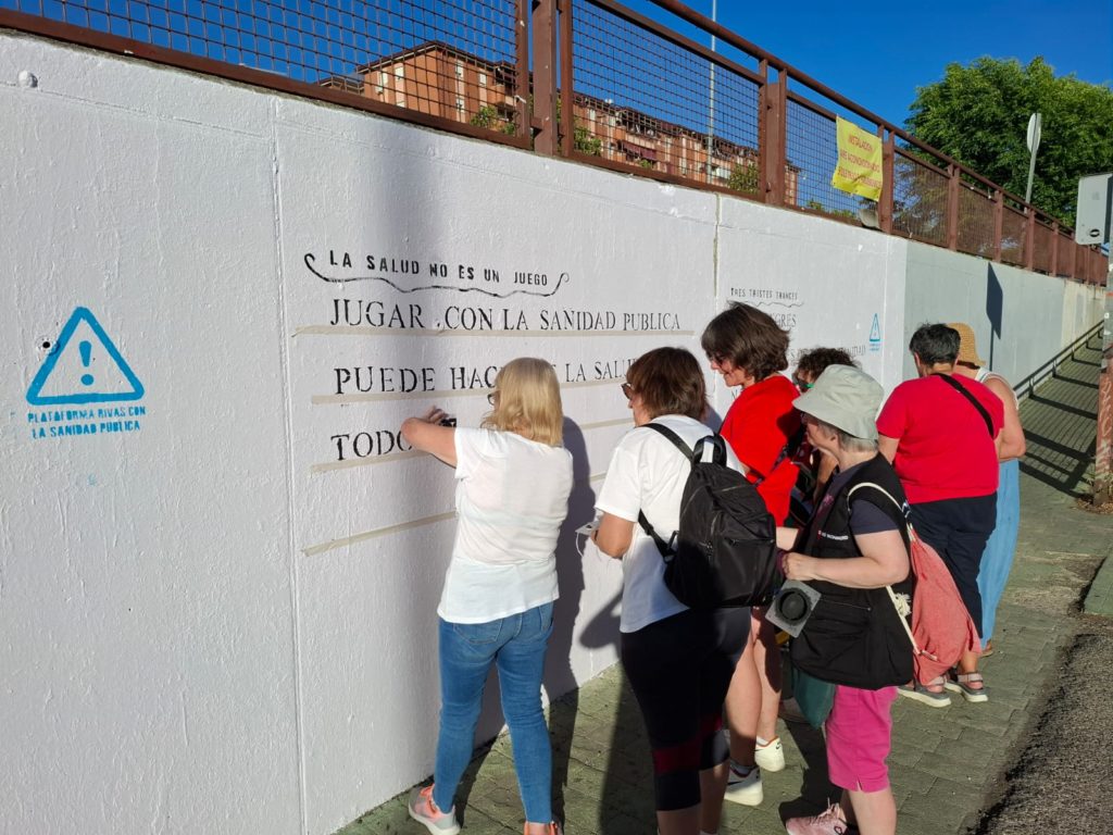 Alumnas del Taller de Restauración de la Universidad Popular de Rivas, pintando el mural