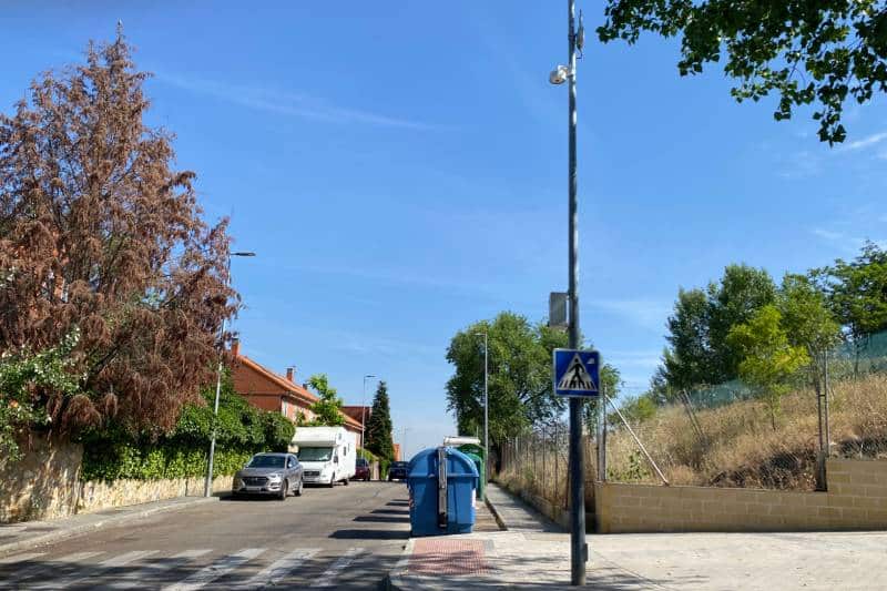 Isla de contenedores de la calle Sevilla, con cámaras para detectar vertidos ilegales