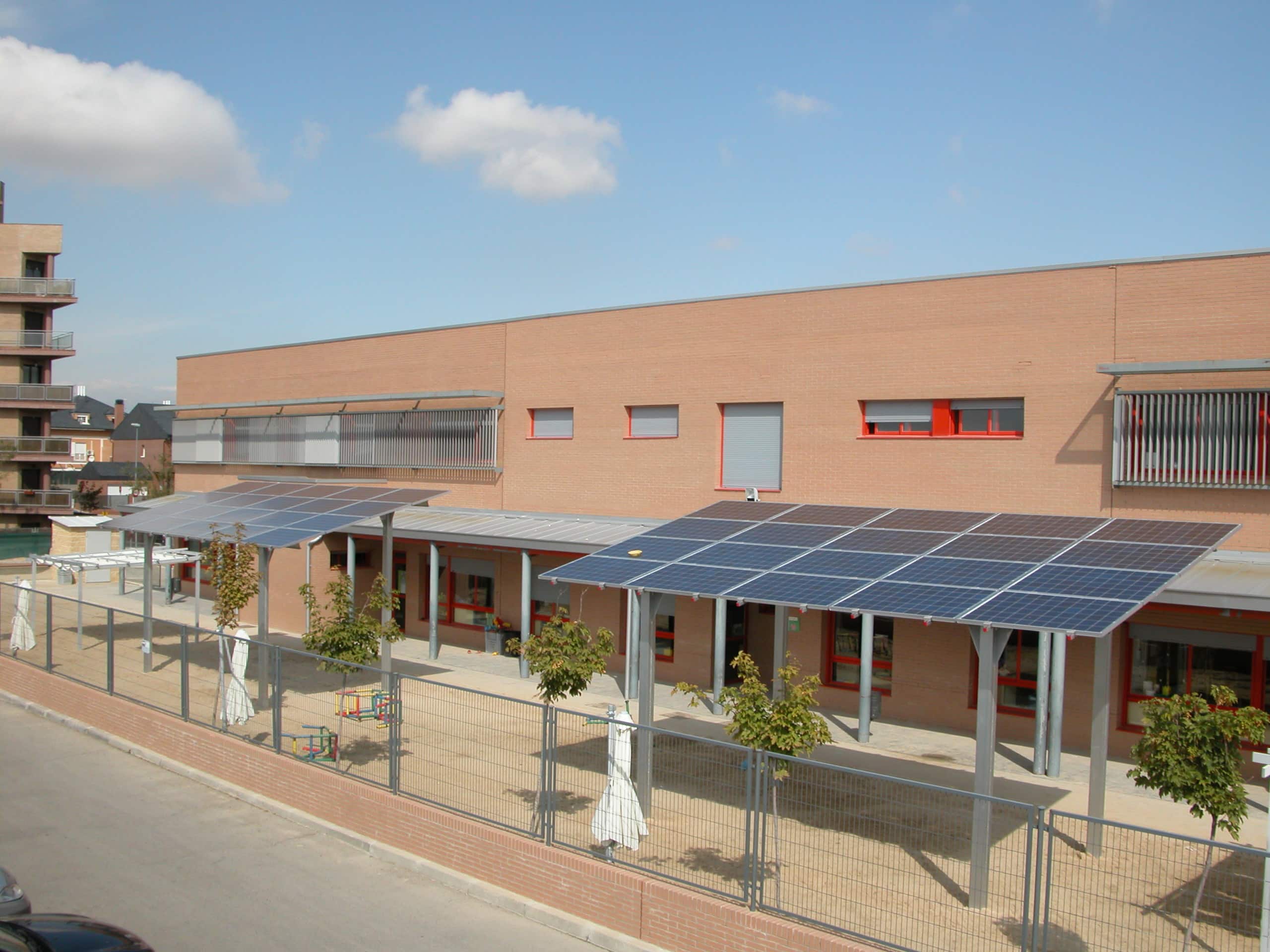 Paneles solares en el CEIP Hans Christian Andersen de Rivas