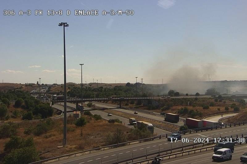 Humareda causada por el incendio en Cañada Real