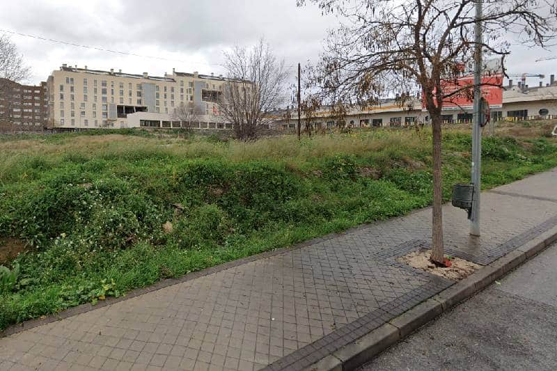 Parcela del CEIP Hispanidad desde la avenida 1º de Mayo