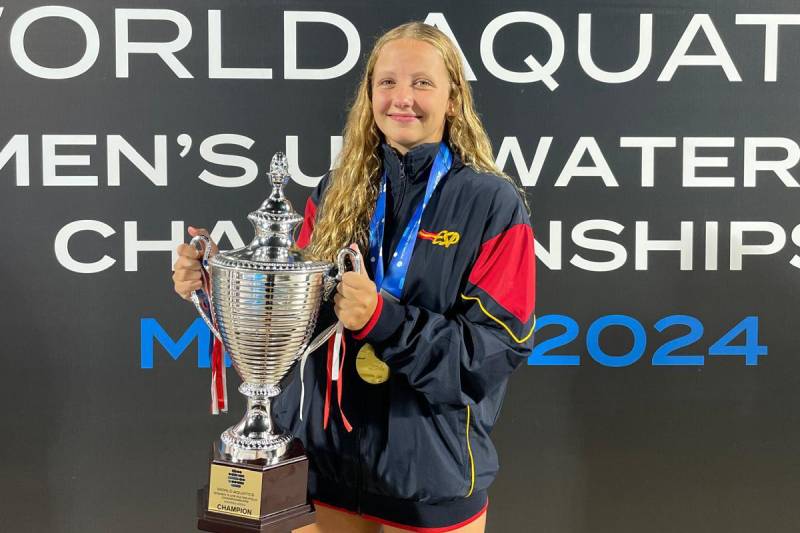Irene van der Heuvel, con la copa y la medalla de campeona del mundo de waterpolo