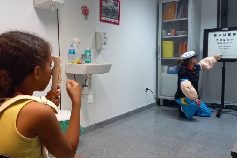 Una niña saharaui se somete a una prueba de agudeza visual