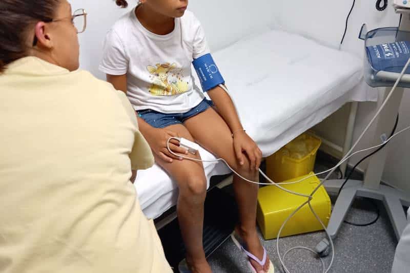Una enfermera del Hospital del Sureste toma la tensión a una niña saharui