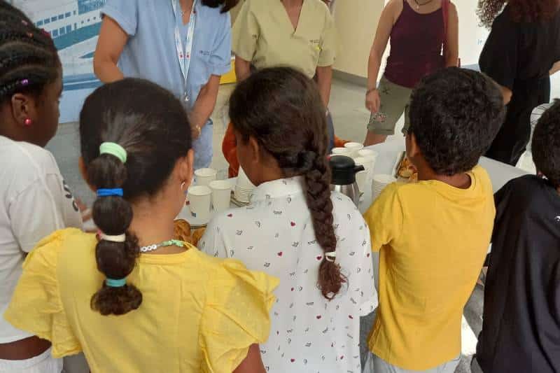 Los niños y niñas saharuis, desayunando en el Hospital del Sureste