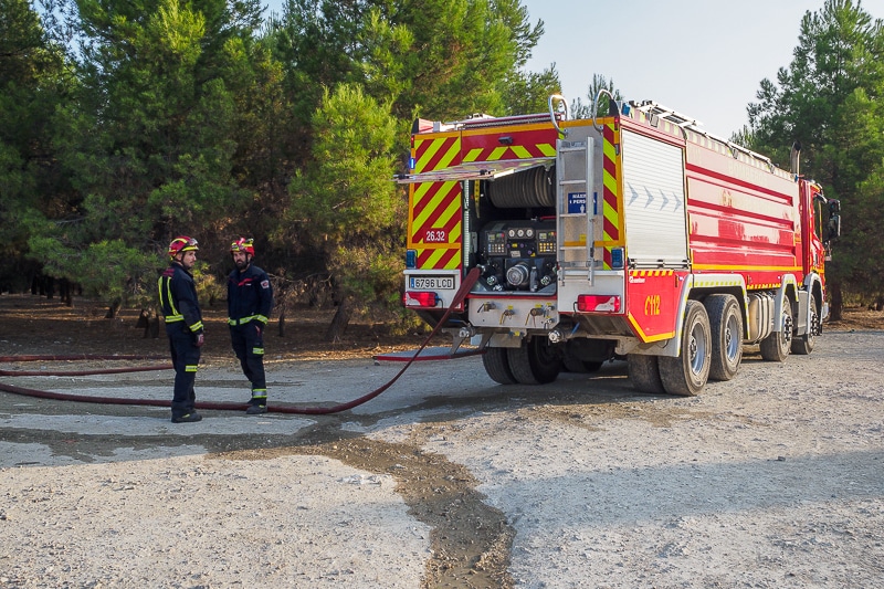 Camión de bomberos en el pinar del Cerro del Telégrafo.