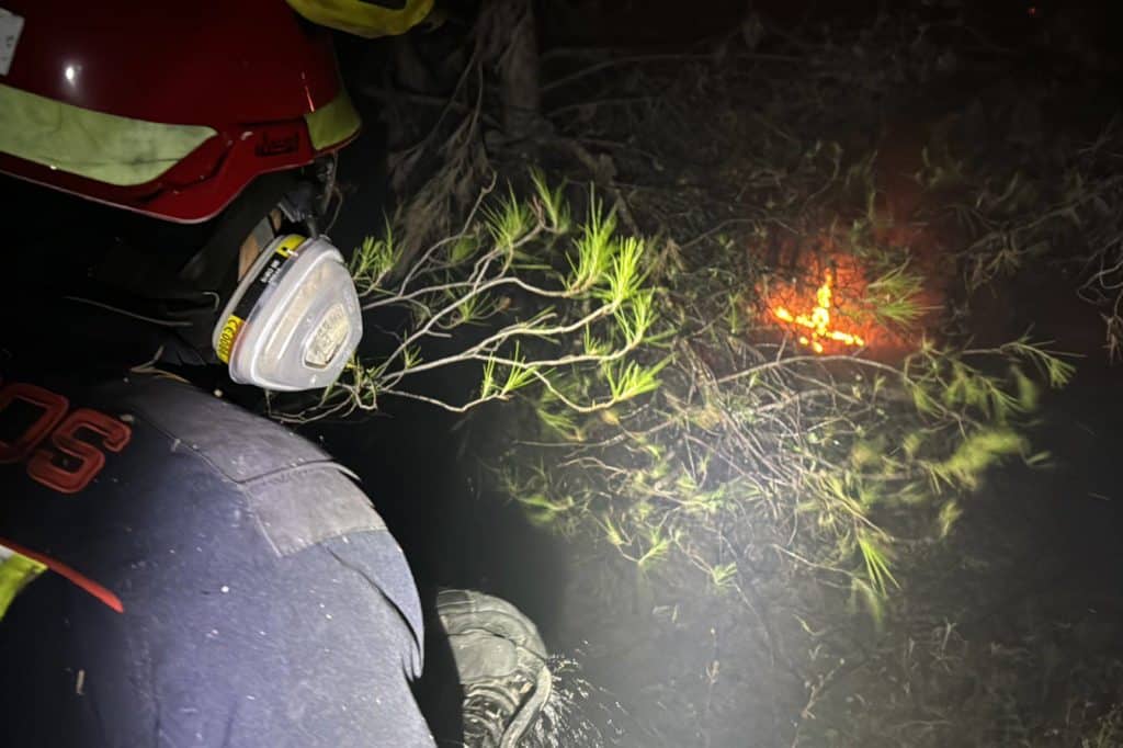 Bomberos trabajando en el incendio declarado en Rivas