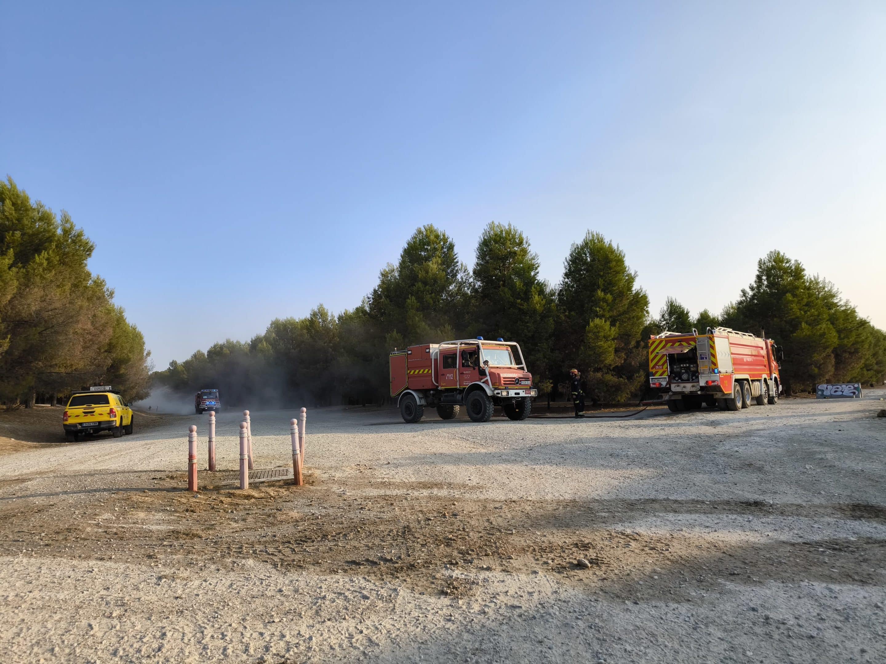 Personal y vehículos de emergencias en el entorno del incendio forestal