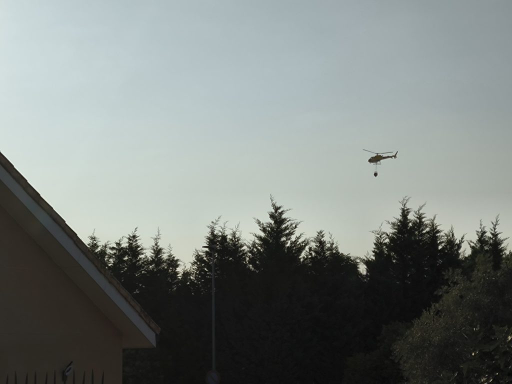 Helicóptero en tareas de extinción del incendio forestal de Rivas