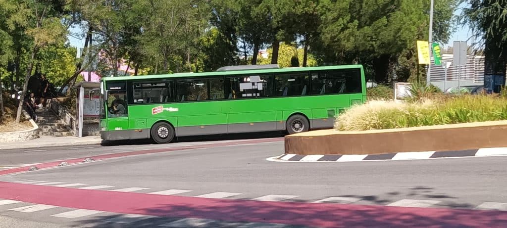 Un autobús en la avenida de Francia