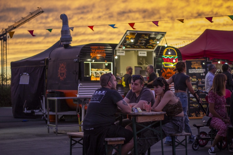 Los ripenses disfrutaron de la cerveza y la comida de los foodtrucks (foto: Diario de Rivas)