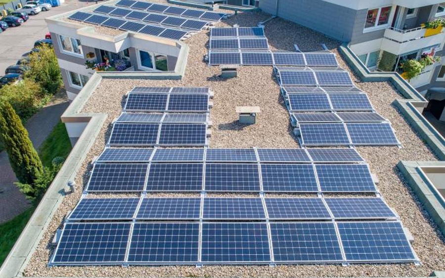 Paneles solares en un edificio municipal