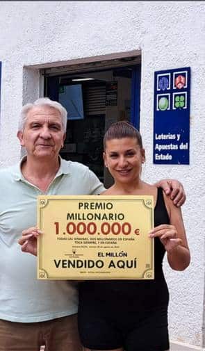 Dunia y José, de la administración de lotería de la plaza Pau Casals, con el cartel del premio entregado