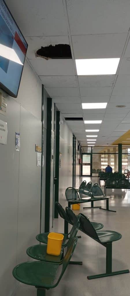 Nueva caída de una placa del techo del centro de salud Santa Mónica