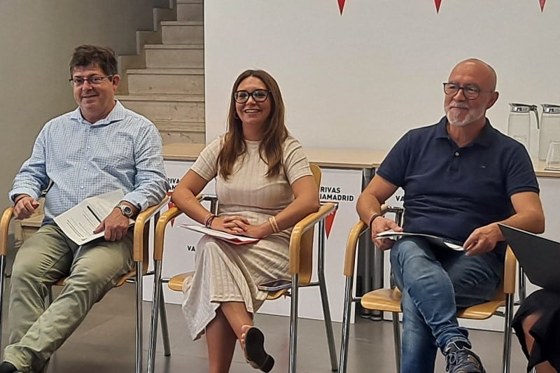 Aída castillejo, alcaldesa de Rivas, con Alberto Cabeza, concejal de Organización y Función Pública, y José Alfaro, portavoz del Gobierno municipal