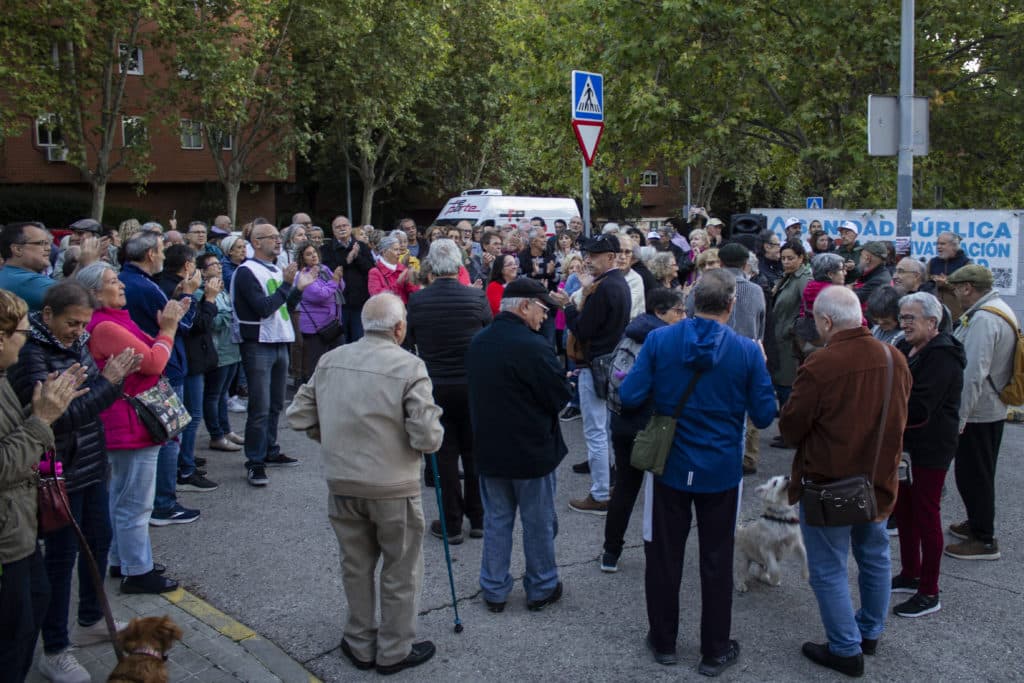 Un centenar de personas se manifiestan en defensa de la sanidad pública (foto: Diariio de Rivas)