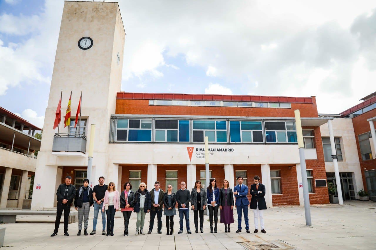 Los miembros de la corporación guardan un minuto de silencio por las víctimas de la DANA