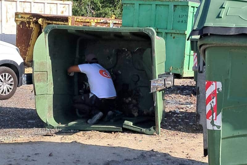 Operarios preparando los contenedores para su traslado y posterior reciclaje