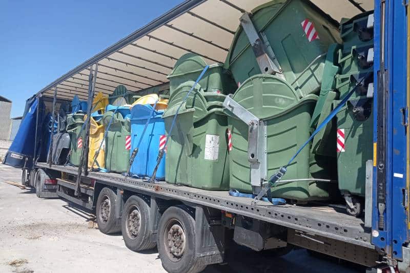 Los contenedores, listos para ser transportados y reciclados