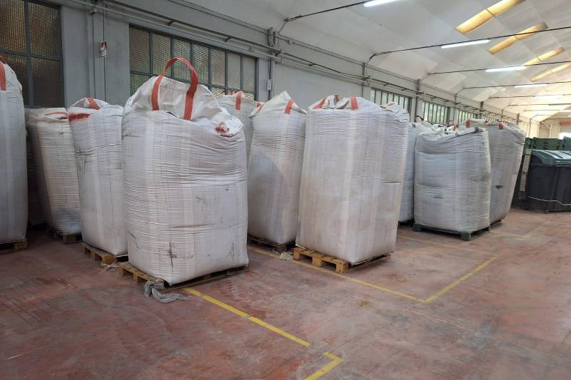 Decenas de contenedores viejos de Rivamadrid, ya triturados para su reciclaje