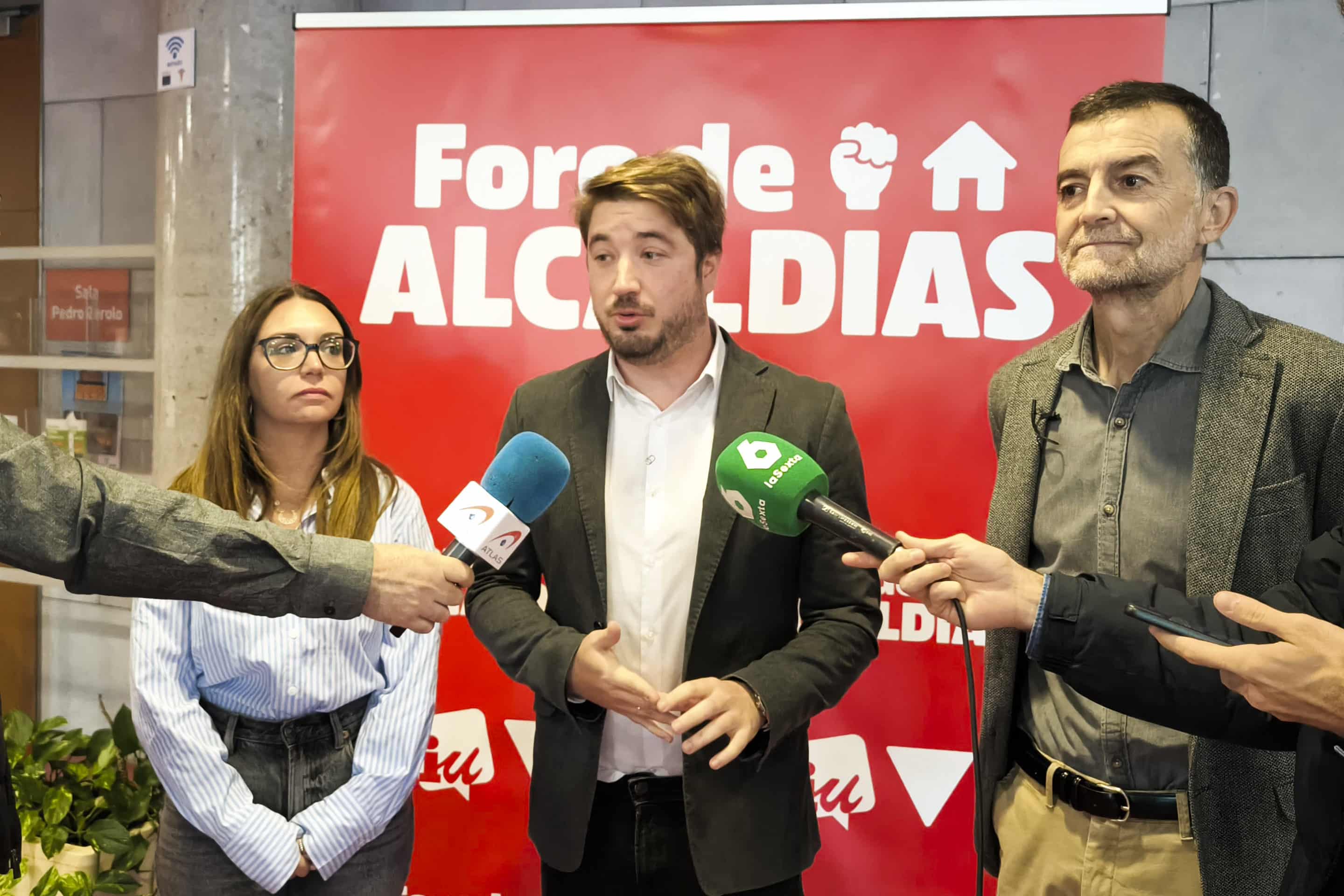 Aída Castillejo, Rafael Pérez y Antonio Maíllo en el I Foro de Alcaldías de IU (foto: Diario de Rivas)