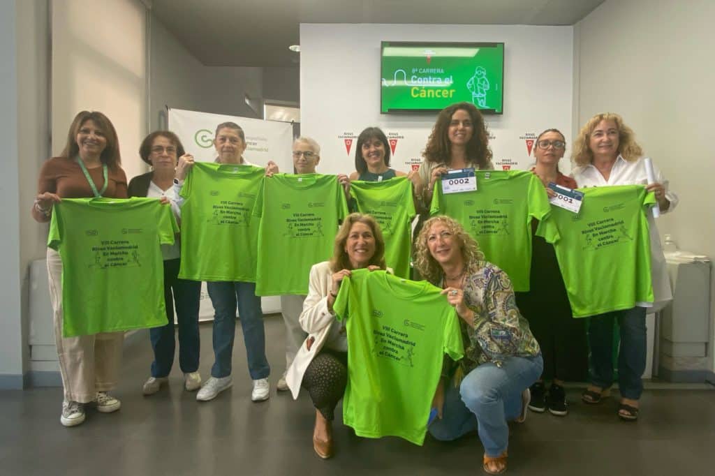 Foto de familia en la presentación de la VIII Carrera Contra el Cáncer de Rivas