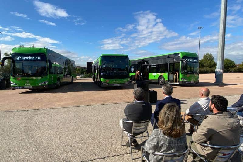 La alcaldesa de Rivas, en el acto de presentación de los nuevos autobuses eléctricos de La Veloz