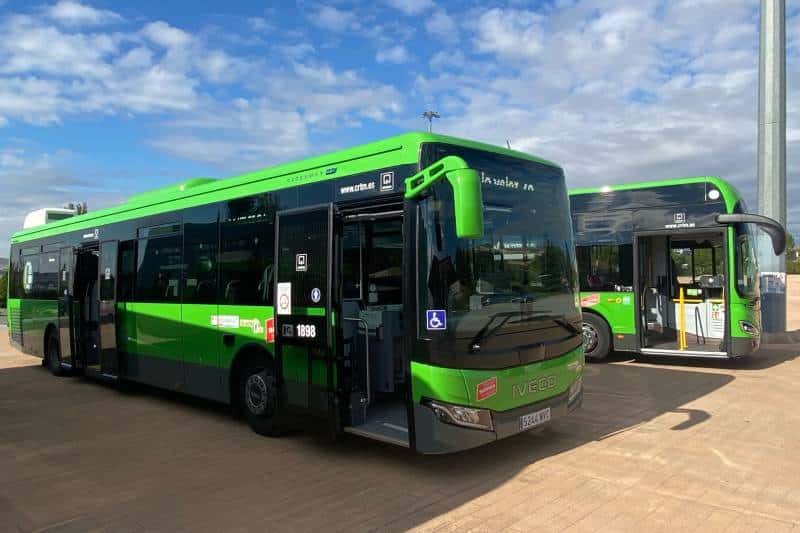 Dos de los nuevos autobuses eléctricos e híbridos de La Veloz  que dan servicio a Rivas
