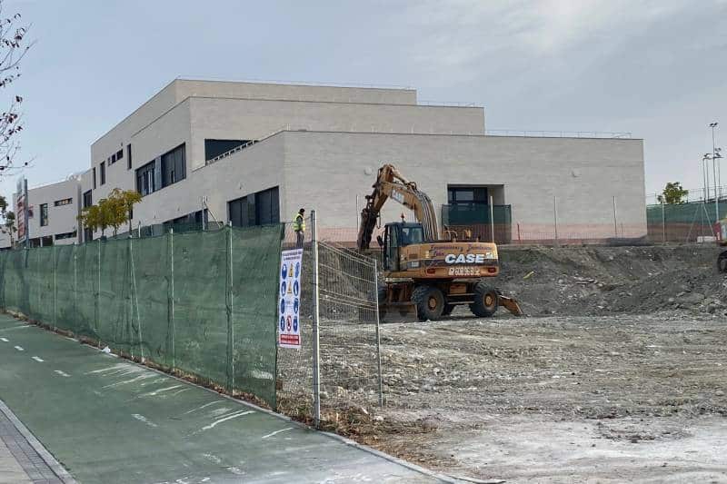 Máquinas trabajando en en el comienzo de las obras del gimnasio del CEIPSO La Luna de Rivas